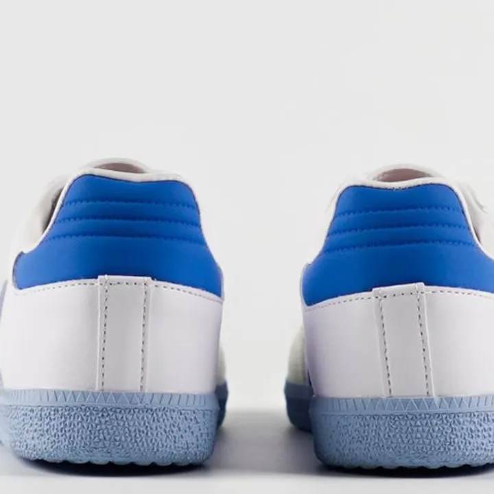 MAKERZ X FL88R RENTAK: Tumit biru. Foto dari kedai Makerz.